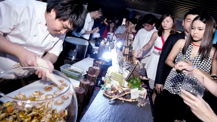 Terjunlah langsung ke lokakarya memasak atau hadiri ceramah gastronomi dari chef berbintang Michelin di Singapore World Gourmet Summit.