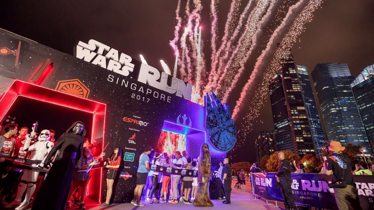 Kylo Ren dan Chewbacca di STAR WARS Run Singapura 2017