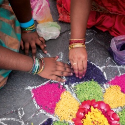 Kreasi desain bunga warna-warni Rangoli di lantai