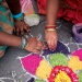 Kreasi desain bunga warna-warni Rangoli di lantai