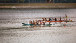 Nikmati bacang lezat sembari menonton balap Perahu Naga yang seru di festival tradisional Tionghoa ini.