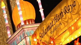 Pada Hari Raya Idul Fitri, warga Muslim di Singapura mengakhiri ibadah puasa mereka dengan perayaan yang bertabur sukacita, bermaaf-maafan, silaturahmi, dan makanan lezat.
