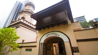 Arsitektur unik Masjid Hajjah Fatimah juga patut dinikmati.