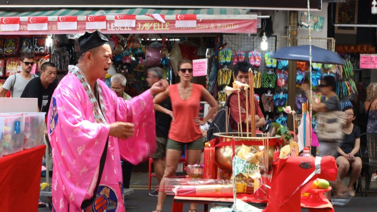Seorang pria memimpin doa tradisional saat Hungry Ghost Festival.