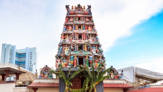 Salah satu landmark paling ikonis di Singapura, Sri Mariamman Temple juga merupakan kuil Hindu tertua.