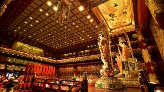 Buddha Tooth Relic Temple & Museum juga layak dikunjungi karena menyimpan relik gigi suci Sang Buddha.