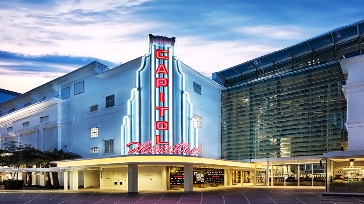 Pemandangan malam hari berlangit biru di Capitol Theatre, teater yang bersebelahan dengan Capitol Singapore