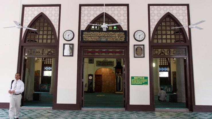 Pintu masuk menara Hajjah Fatimah Mosque