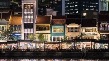 Pemandangan malam hari jajaran rumah toko di Clarke Quay