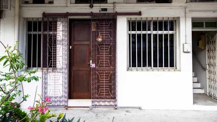 Pesona tempo dulu di pintu masuk suatu apartemen di Tiong Bahru