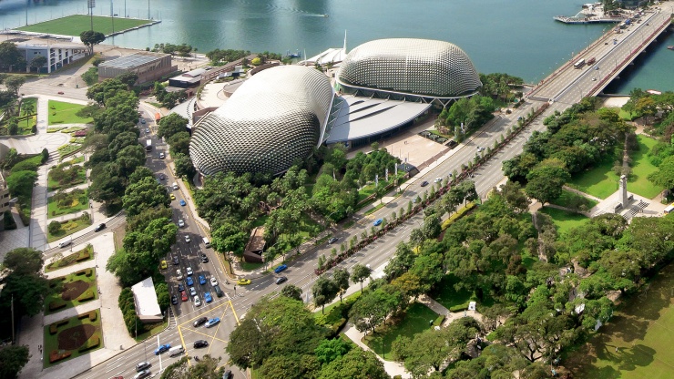 Dijuluki 'Durian' oleh masyarakat, bangunan kembar Esplanade Singapore memang menyerupai buah tropis berduri tersebut.