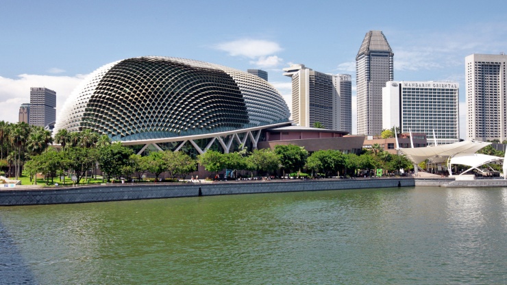 Esplanade Singapore menaungi berbagai tempat pertunjukan seni, ruang pameran, restoran, dan toko.
