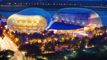 Esplanade Singapura terdiri dari dua bingkai bulat dilengkapi dengan lebih dari 7.000 kaca peneduh berbentuk segitiga.
