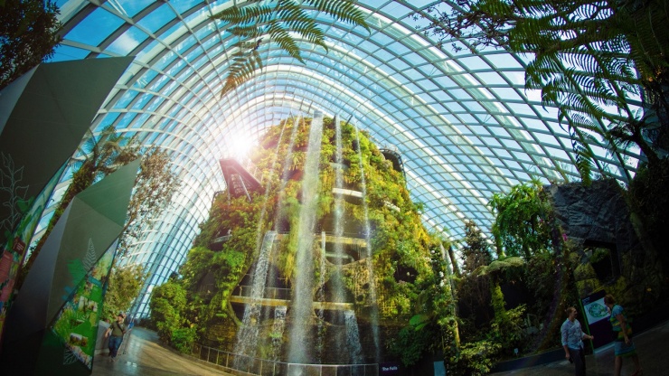 Air terjun nan megah di Cloud Forest Dome di Gardens by the Bay