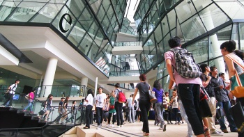 Deretan gedung Lasalle College of the Arts memiliki grafis yang memukau, dengan dinding kaca bersisi dan panel-panel terpisah yang dibingkai hitam.