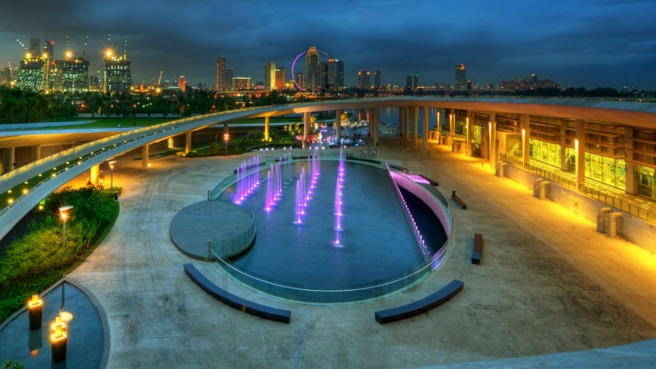 Air mancur di Marina Barrage di malam hari.