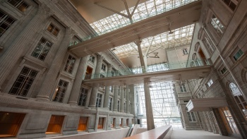 Jalur penghubung antara gedung Supreme Court lama dan City Hall di National Gallery Singapore