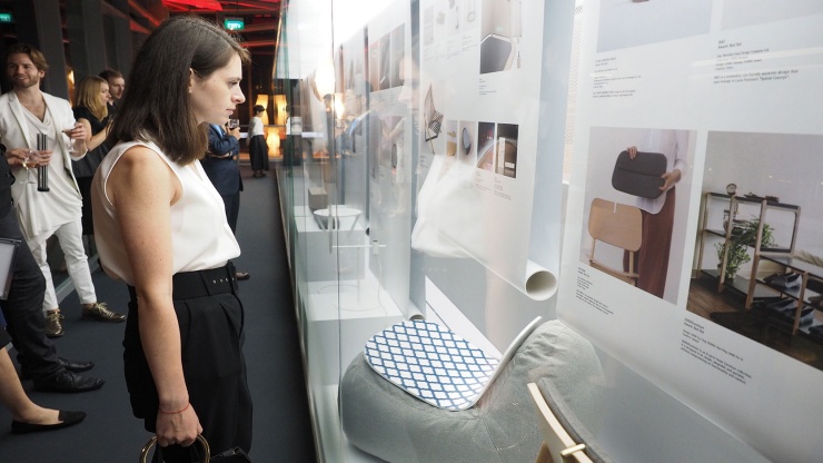Para pengunjung menyaksikan pameran di Red Dot Design Museum Singapura