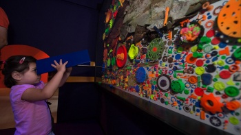 Seorang anak yang menyaksikan langsung pameran di Singapore Art Museum.