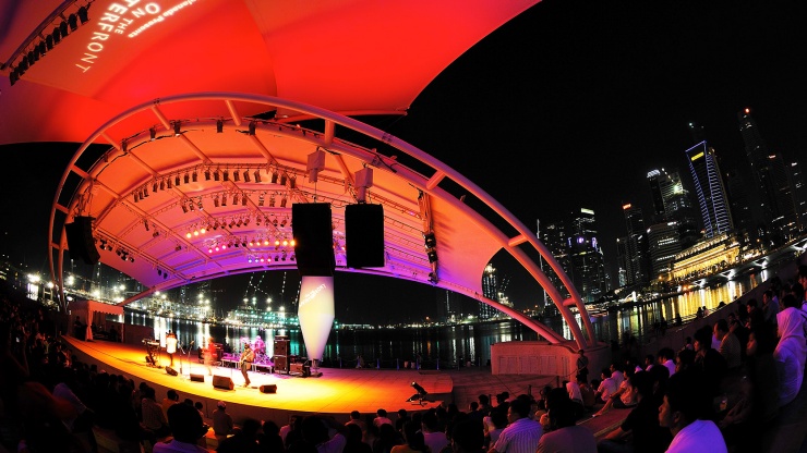 Rangkaian pertunjukan lokal dan internasional non stop menunggu Anda di teater Esplanade Singapore.