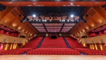 Foto aula konser dengan 834 kursi di Gedung Pertemuan Singapura