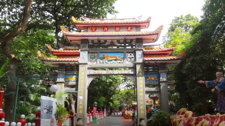 Gerbang lengkung di Haw Par Villa