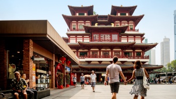 Fasad eksterior nan megah dari Buddha Tooth Relic Temple & Museum