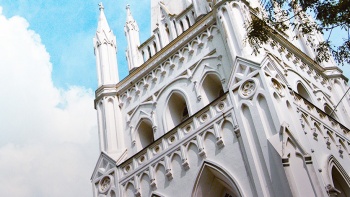 Menara dan puncak menara St Andrew's Cathedral yang megah adalah bagian penting dari arsitektur Singapura.