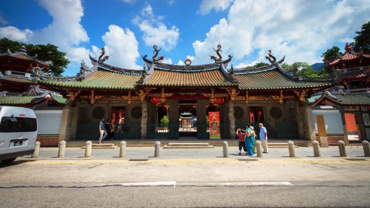 Fasad depan Thian Hock Keng Temple nan megah.