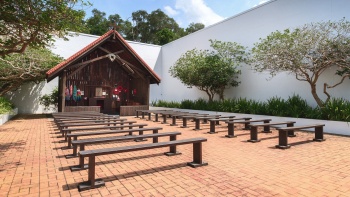 Bagian luar Changi Chapel