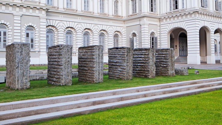 Pahatan di luar National Museum of Singapore