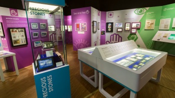 Pameran berbeda di dalam galeri di Singapore Philatelic Museum