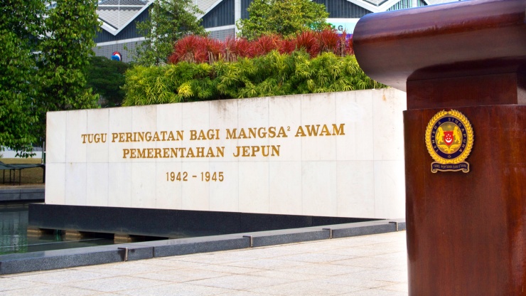 Papan nama di taman Civilian War Memorial di Singapura