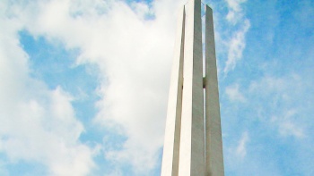 Struktur tinggi yang terdiri dari empat pilar di taman Civilian War Memorial