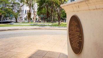 Tulisan pada plakat di Dalhousie Obelisk