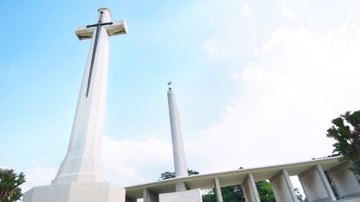 Foto dari bawah ke atas, landmark salib di Kranji War Memorial