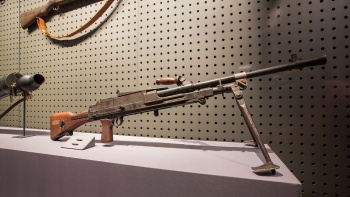 Bren Mk II senapan otomatis ringan dengan tripod