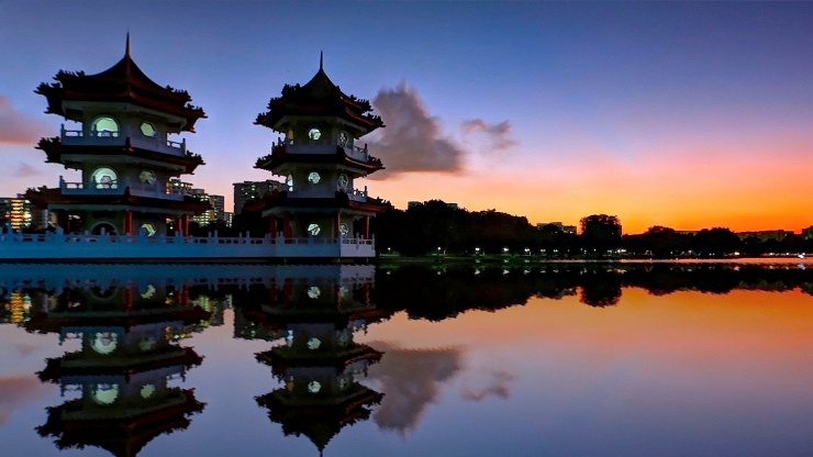 Pantulan pagoda kembar di Chinese Garden pada senja hari 