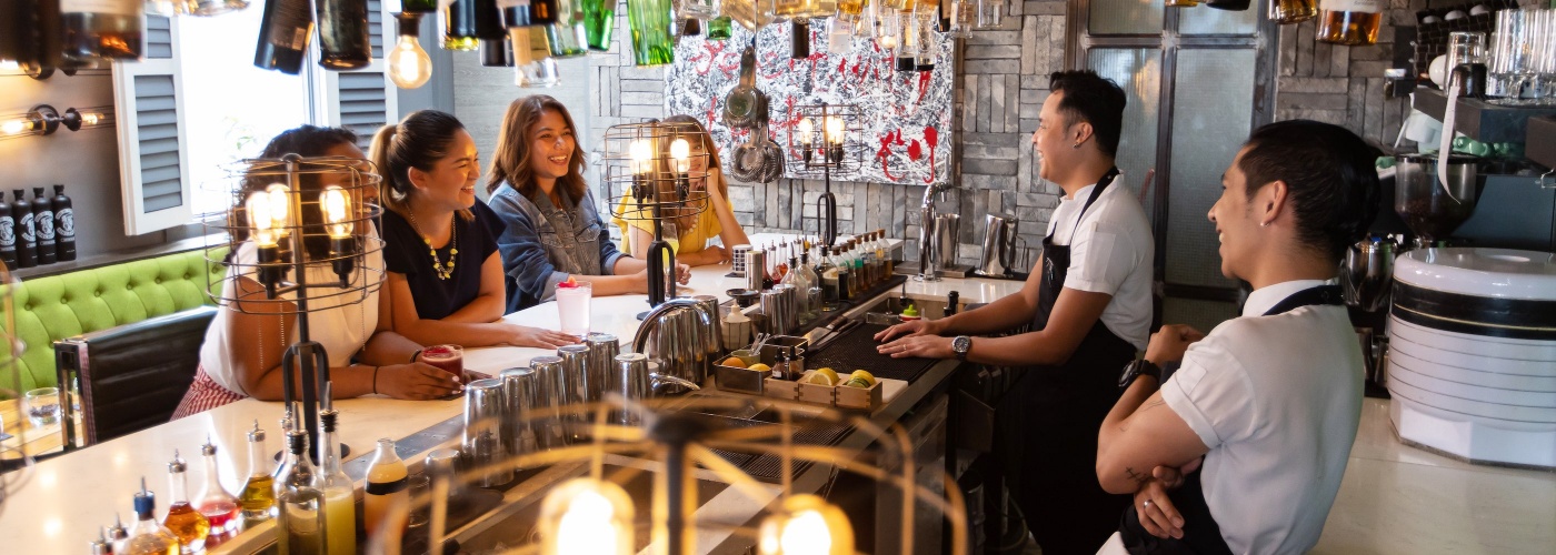 Sasha bersama teman-temannya menikmati minuman di bar