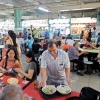 Pengunjung bersantap malam di Chinatown Complex 