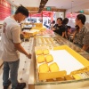 Pelanggan membeli egg tart di gerai Tong Heng di Chinatown