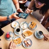 Masyarakat setempat tengah menikmati sarapan di Toh Ah Eating house