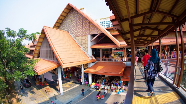 Pemandangan bagian luar Geylang Serai Market dari jembatan di atasnya