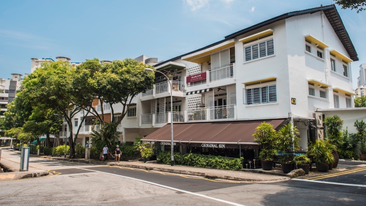 Bangunan beberapa lantai dan kuno di Holland Village, Chip Bee Gardens 