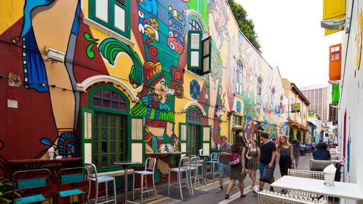 Para pejalan kaki mengagumi mural di dinding sepanjang Haji Lane