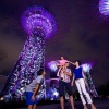 Foto keluarga yang terdiri dari empat orang di Gardens by the Bay, yang di ambil dari bawah mengarah ke atas 