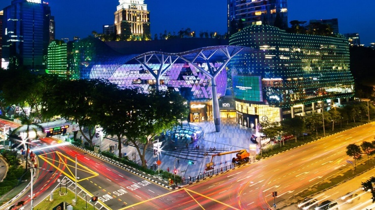 Persimpangan jalan yang sibuk di Orchard Road.