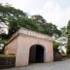 Foto tampilan lebar Fort Gate di Fort Canning Park