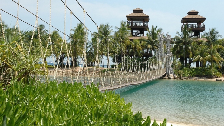 Panorama jembatan gantung di Pantai Palawan