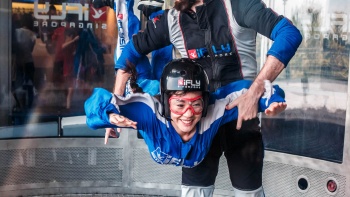 Seorang gadis bersama instruktur menjajal skydiving di iFly